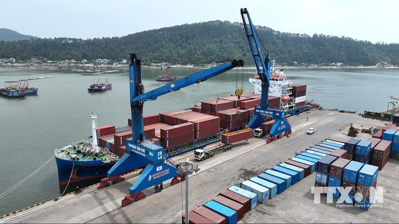 Bốc xếp hàng hoá xuất khẩu ở Cảng Cửa Lò, tỉnh Nghệ An. (Ảnh: Vũ Sinh/TTXVN)